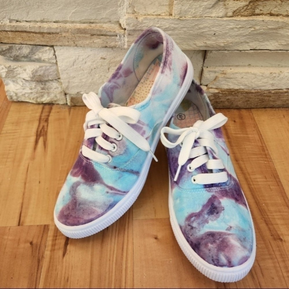 Tie Dye Canvas Lace Up Sneakers Size 8 Wearable Art Unique Summer Skies …